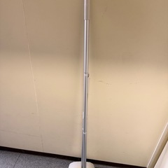 柄が長い箒と塵取りの画像
