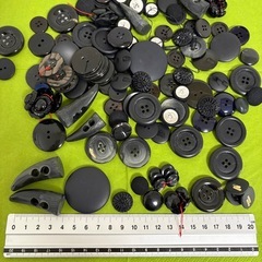 黒のボタン　約130個の画像