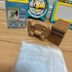 ANAおもちゃ 知育5点セット 飛行機バルーン、都道府県トランプ、時計、お絵描きボード、木製コロコロひこうきの画像