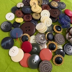 いろいろなサイズのボタンの画像