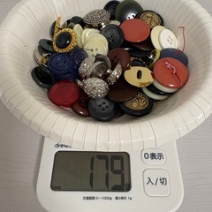 いろいろなサイズのボタンの画像