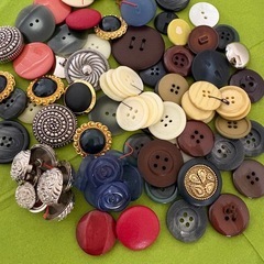 いろいろなサイズのボタンの画像