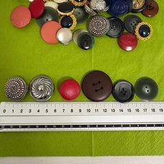 いろいろなサイズのボタンの画像
