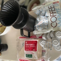 コーヒードリッパーとコーヒーフィルターなどの画像