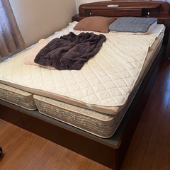 【最終値下げ】キングサイズのベットフレームとマットレス、の画像