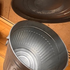 レトロ ブリキ製 蓋つきゴミ箱/ダストボックス 重圧感ありの画像