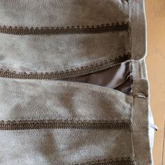 皮のベスト、スカートのセットの画像