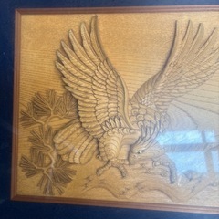 鷹（鷲）の図柄が彫られた額入りの木彫刻作品の画像