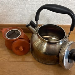 やかんと湯呑みの画像