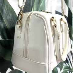 【INGNI】ホワイト ショルダーバッグ 合成皮革の画像