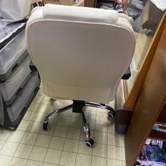 ホワイトレザー オフィスチェア（フットレスト付）リクライニング可の画像