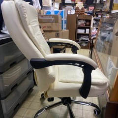 ホワイトレザー オフィスチェア（フットレスト付）リクライニング可の画像