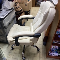 ホワイトレザー オフィスチェア（フットレスト付）リクライニング可の画像