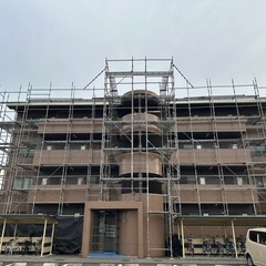 足場職人募集｜春日井市・守山区近辺  日給13,000円〜20,000円 月収37.5万円〜50万円＋α可能  ■ 研修期間1〜6ヶ月（個人差あり）日給13,000円 ■ できるようになれば日給15,000円以上 ■ 経験者は能力に応じて優遇  入社祝い金10万円支給（研修修了後）  未経験歓迎／見習い歓迎 送迎可／やりじまいあり  基本的には楽な仕事ではありません。 その分、技術と給料で応えます。 本気で覚えたい人には、本気で教えます。の画像