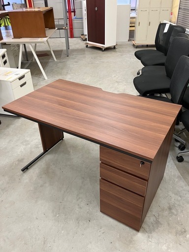【来店歓迎】【OF-118】ウォールナット調 ワークデスク 片袖机 幅120cm 鍵付き　幅120cm テレワーク ホームオフィス PCテーブル パソコン ワーク　 検)事務机　オフィス チェア　会議 椅子　ロッカー　ミーティングテーブル　応接ソファ 店舗 事務所 什器　書庫 本棚 ラック デスク スチール 美品多数 格安 【中古オフィス家具】