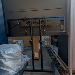 ６５型テレビモニターとテレビスタンド（キャスター付）の画像