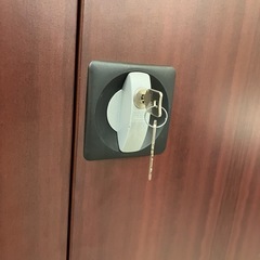 【来店歓迎】【OF-120】Ceha/チェハ A4スチール書庫 5段 両開き書庫 木目調扉 鍵付き ハイキャビネット　下置き 幅880×奥行400×高さ1850mm検)事務机　オフィス チェア　会議 椅子　ロッカー　ミーティングテーブル　応接ソファ 店舗 事務所 什器　書庫 本棚 ラック デスク スチール 美品多数 格安 【中古オフィス家具】の画像