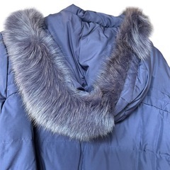 ふわふわ帽子のダウンジャケットの画像