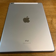 iPad 第7世代　128GB  シルバー　割れありの画像