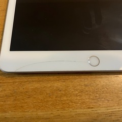 iPad 第7世代　128GB  シルバー　割れありの画像