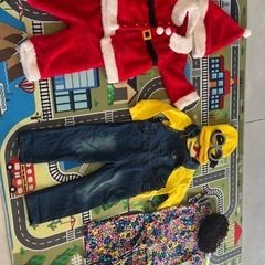 子供の服、くつ、コスプレ服、ヘルメット、長靴の画像