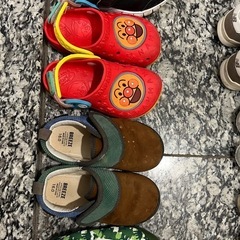 子供の服、くつ、コスプレ服、ヘルメット、長靴の画像