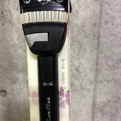 子供用スキー板とストックの画像