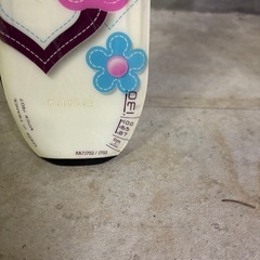 子供用スキー板とストックの画像