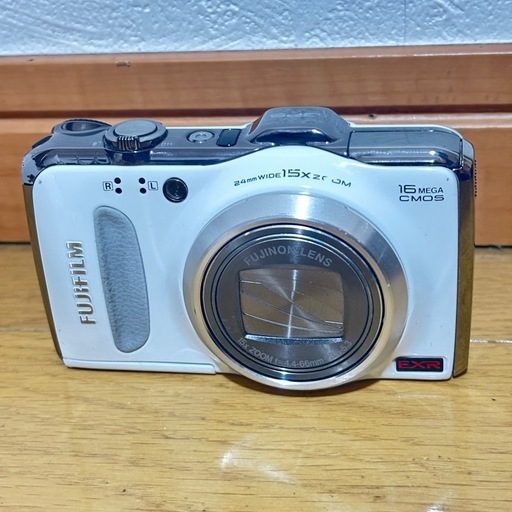 【割引有】デジタルカメラ　FUJIFILM FINEPIX F550EXR
