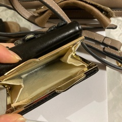 サンダル、ハンドバッグ、三つ折り財布の画像