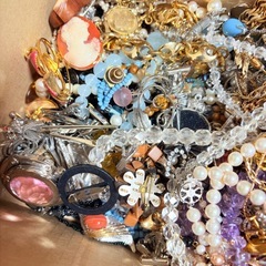 アクセサリー ネックレス ピアス イヤリング リング 色石 ブレスレット メッキ 総2000g以上 まとめて セットの画像