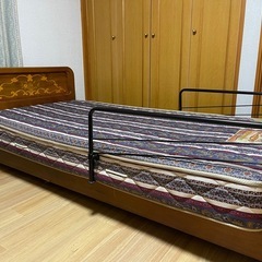 ベッド　(Sealyのマット付き)
の画像