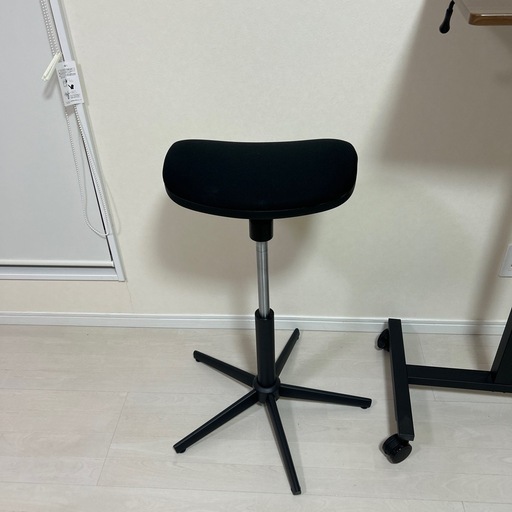 ニトリの昇降デスクと昇降チェア