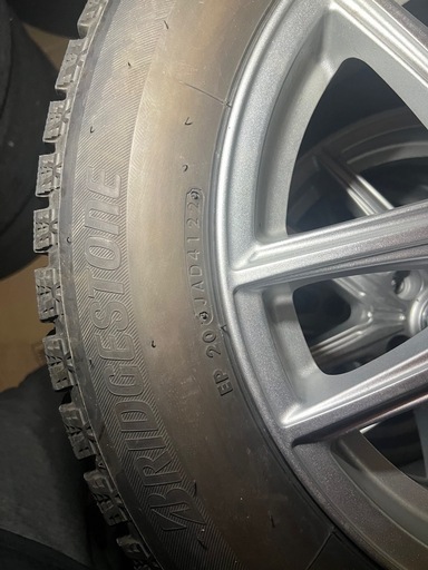 205/60r16スタッドレスタイヤbridgetone41週2022年製とアルミホイール4本