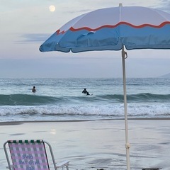 ビーチ椅子と傘の画像