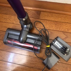 ★Dyson スティッククリーナー本体 パープル　バッテリー2個　V6 充電器の画像