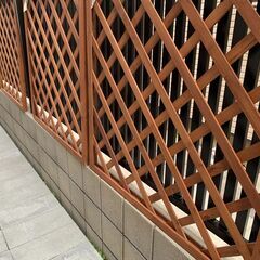 【美品】ラチス・フェンス・目隠しフェンス・９０角　１枚の価格です。写真で黒っぽく見えますが、木の模様で現物は茶色ですの画像