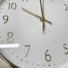 IKEA JÄNKIG 掛け時計 ホワイト×ゴールドの画像