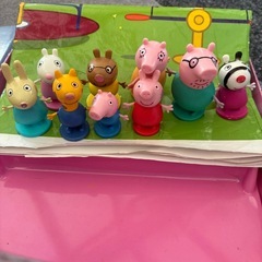 ペッパピッグ フィギュア9体付 絵本 コストコ 英語の画像