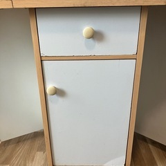 折りたたみテーブル付き収納家具の画像