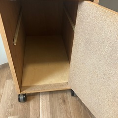 折りたたみテーブル付き収納家具の画像