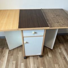 折りたたみテーブル付き収納家具の画像