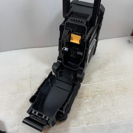 バッテリー式ラジオ　MAKITA MR108