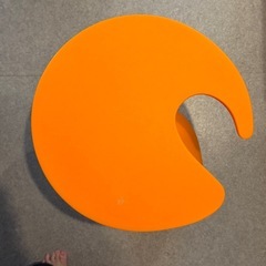 オレンジ サイドテーブル ユニークデザインの画像