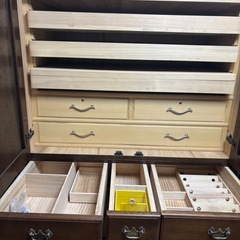 桐の大型の和タンスの画像