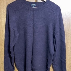 ユニクロのニット  クルーネック　濃いワインレッドの画像