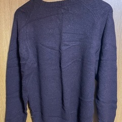 ユニクロのニット  クルーネック　濃いワインレッドの画像