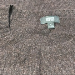 ユニクロのニット  クルーネック　濃いワインレッドの画像