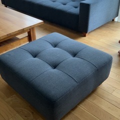 ダークグレー 3人掛けソファ オットマン付きの画像