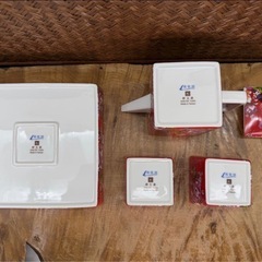 未使用品 台湾 茶器 老舗 鶯歌焼 新太源 芸術 工坊 造 紅花 四方 茶器 揃 急須 湯呑 菓子皿 4点 箱付 陶印有 煎茶道具 煎茶器 茶道具 茶壷の画像
